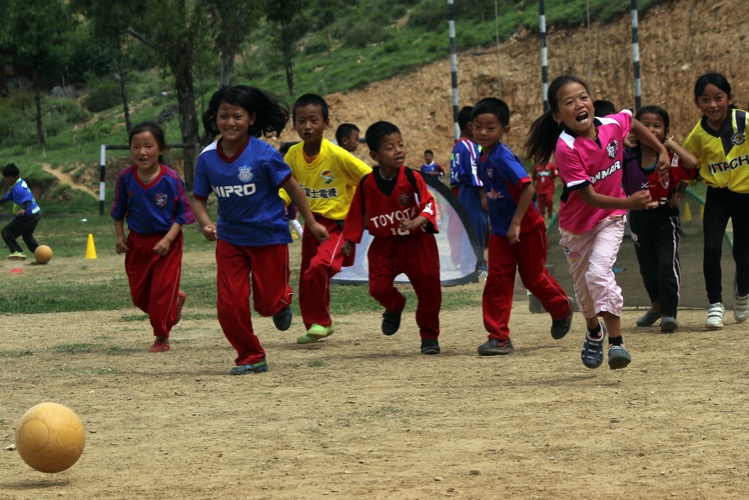 【Bhutan】J-League club football uniforms for the children in Bhutan!3