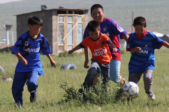【Mongolia】J-League club football strips for the children of Mongolia!2