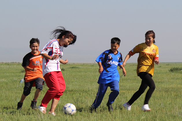 【Mongolia】J-League club football strips for the children of Mongolia!3
