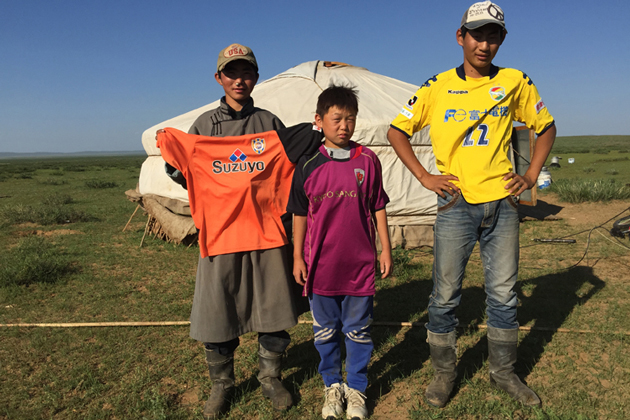 【Mongolia】J-League club football strips for the children of Mongolia!4