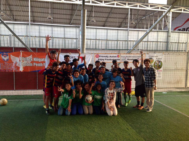 【Cambodia】Providing balls to a football clinic for children with disabilities in Cambodia2