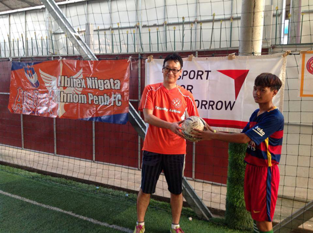 カンボジアの障害を持った子供達を対象にした</br>サッカークリニックへのボールの提供3