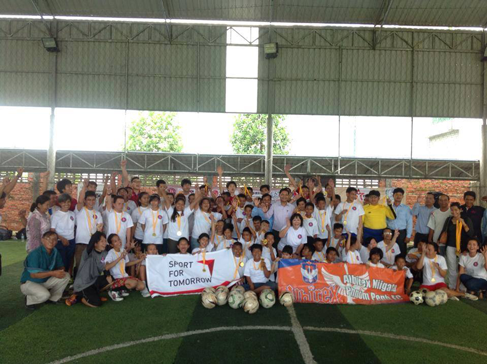 カンボジアの障害を持った子供達を対象にした</br>サッカークリニックへのボールの提供1