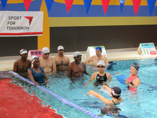 水泳ワンポイントレッスンにおける外国籍の方と地域の子ども達の交流5