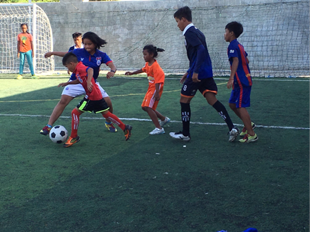カンボジア「くっくま孤児院」の子ども達とサッカー交流2