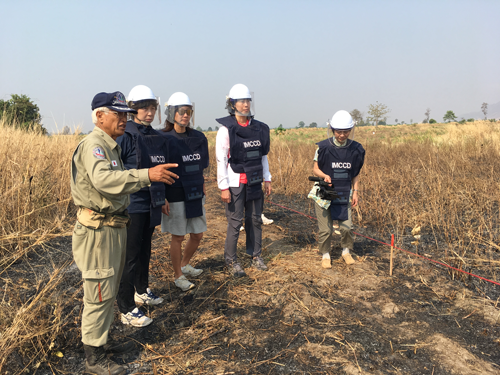 地雷のない土地でボールを手に・カンボジアプロジェクト4