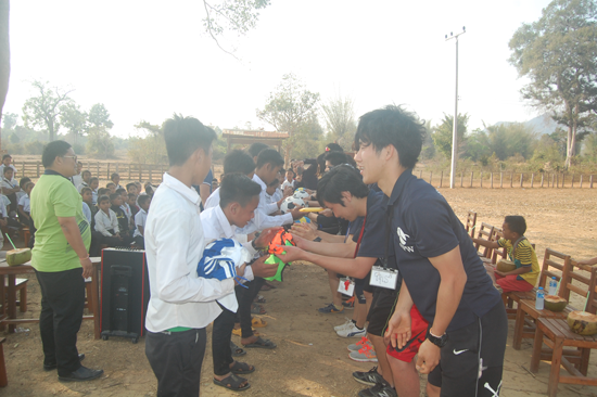 ラオスの小学校におけるスポーツイベントの開催、スポーツ用具の寄付4