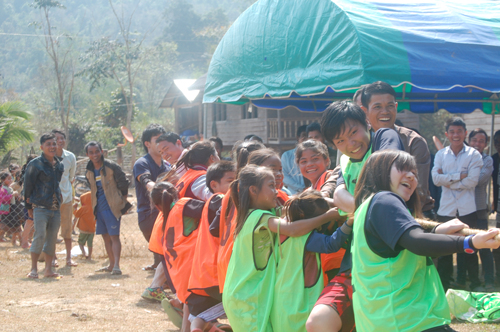 ラオスの小学校におけるスポーツイベントの開催、スポーツ用具の寄付1