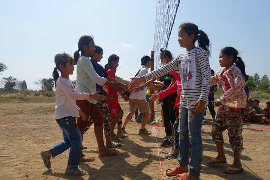 地雷のない土地でボールを手に・カンボジアプロジェクト2