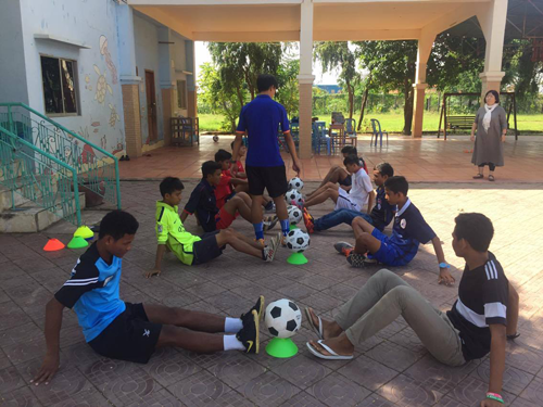 カンボジアの知的障がい者と児童養護施設の児童とサッカーを楽しもう！3
