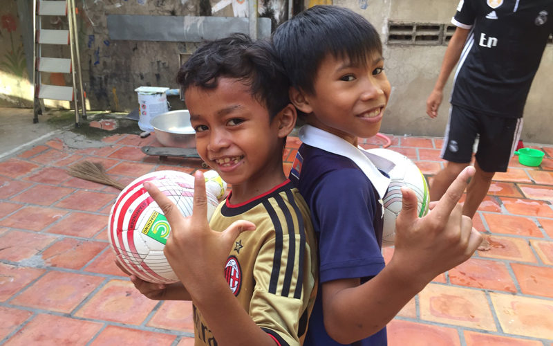 第2回　カンボジア「くっくま孤児院」の子ども達とサッカー交流2