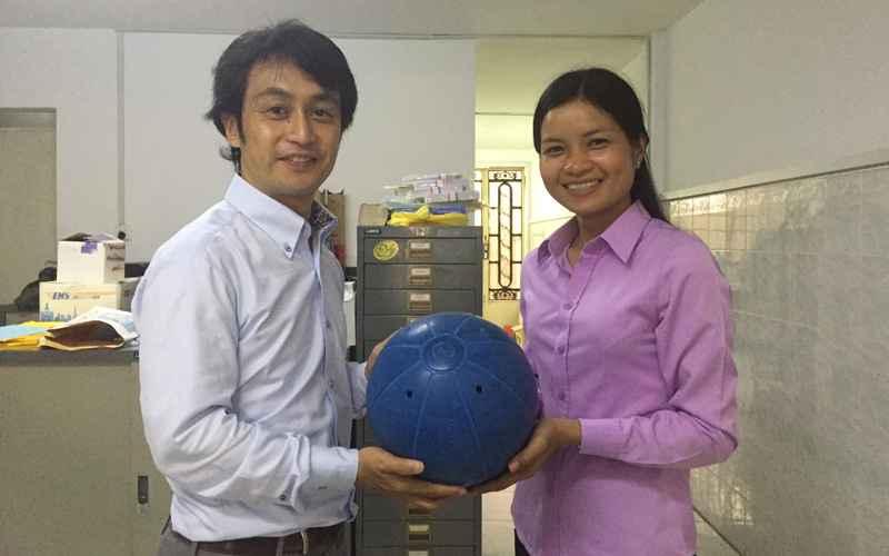 カンボジア・ゴールボールチームへのボール提供1