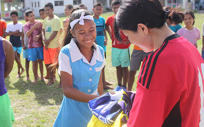 【Tuvalu】Supporters Donatng Uniform for Smile Project5