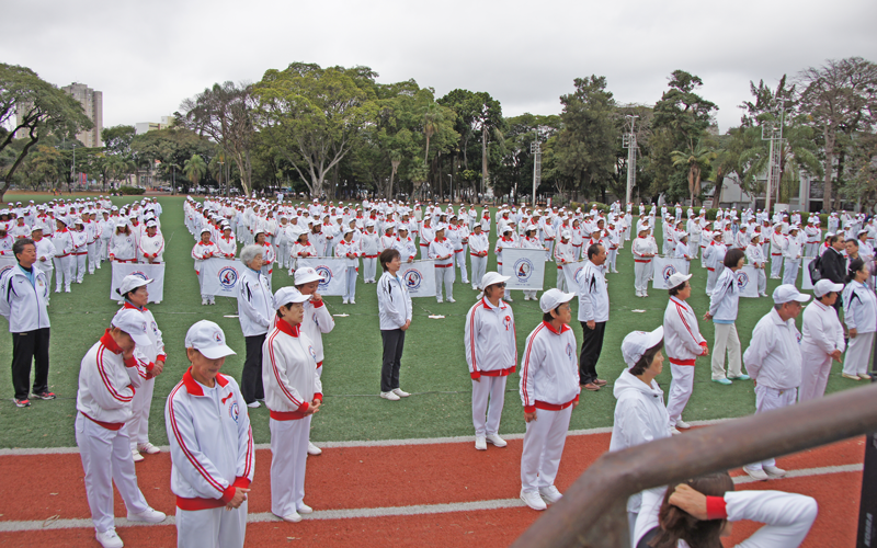 移民１１０周年・ブラジルラジオ体操連盟創立４０周年記念１万人大会でのラジオ体操指導2