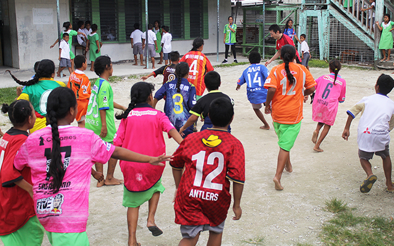 【Tuvalu】Supporters Donatng Uniform for Smile Project4