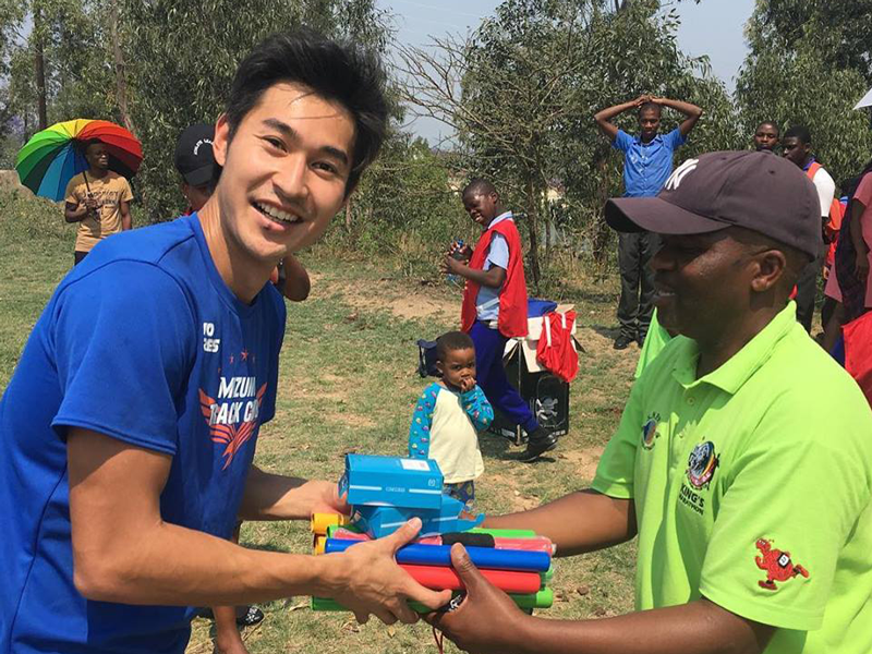 【Eswatini】Instructing Children in Eswatini on Running and Baton Passing Techniques1