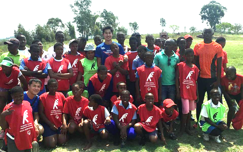 【Eswatini】Instructing Children in Eswatini on Running and Baton Passing Techniques3