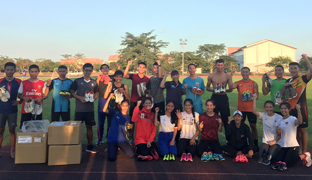 【Laos】Donating running shoes and spike shoes to student athletes in Laos1